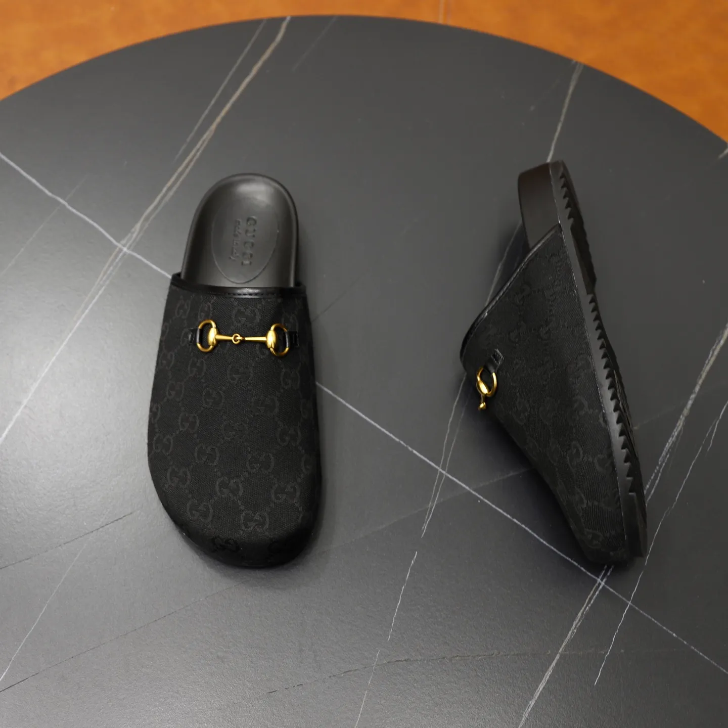 Ex-factory price: 340💰🙅‍♂️🙅‍♂️🙅‍♂️Couple model Brand: GUCCI Standard code: 35-44 (45 customized) Grade: Same as the official website Material: Original leather design Original lightweight wear-resistant molded outsole Style category: Men's fashion sandals Distinguished luxury brand elements Top luxury Color: Actual picture color